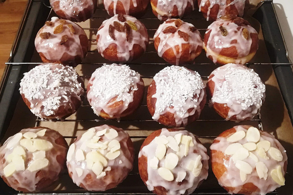 pączki z lukrem na brytwannie